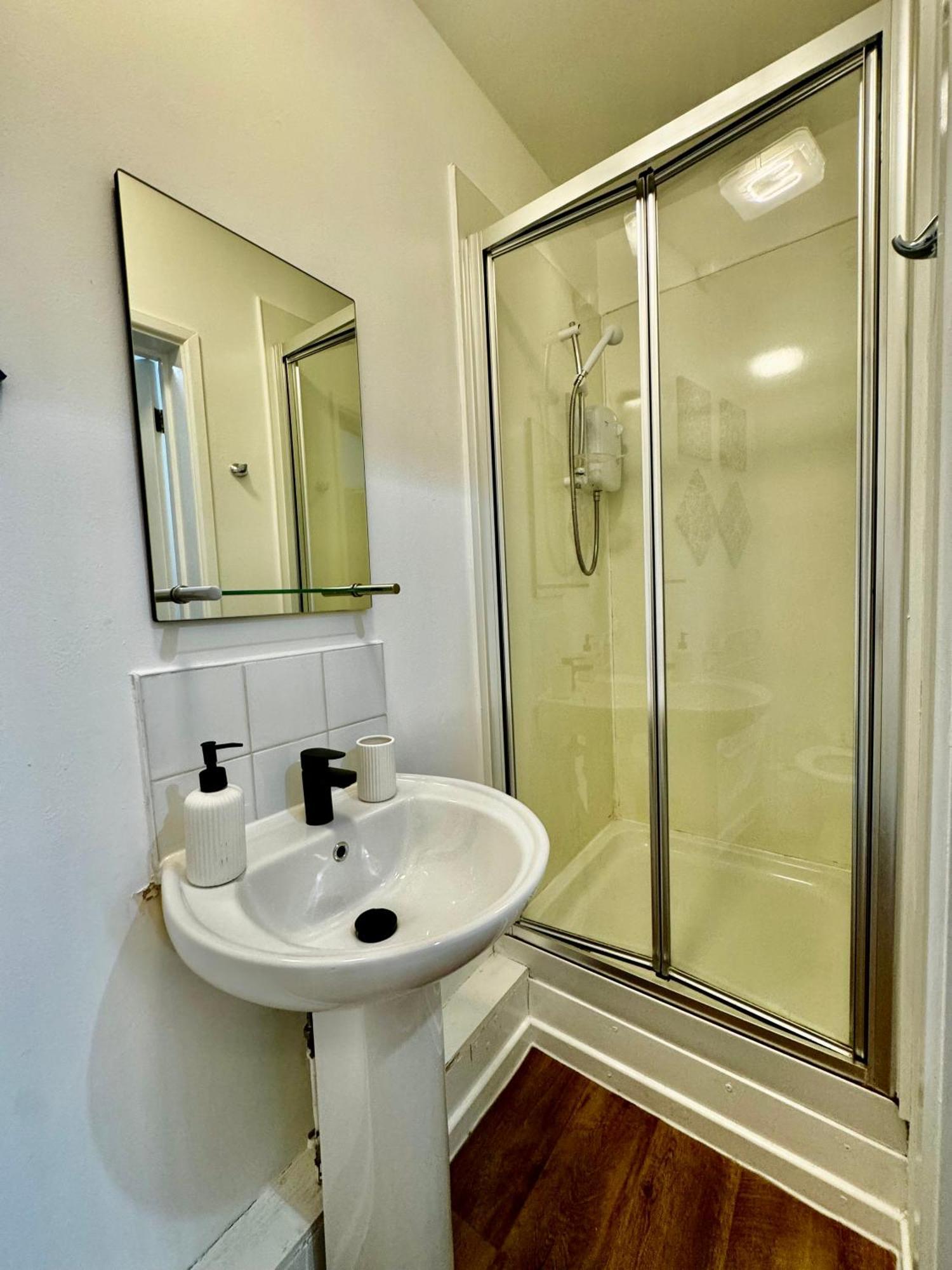 Rnm - Business Professional & Top Choice, Private Access & Entire Place, Kitchen & Washroom With Amenities, Smart Tv, Easy Access, Fast Wifi, Parking Nearby, Great Transport Links Halesowen Exterior foto